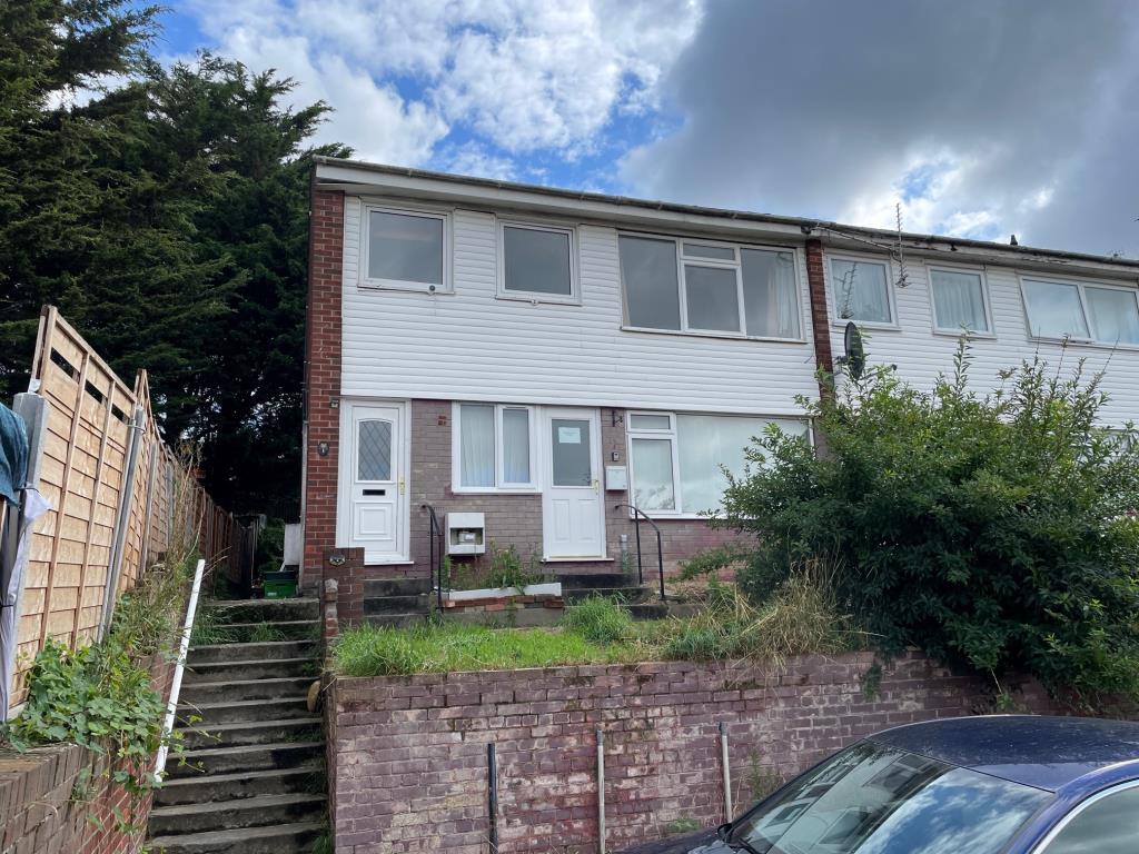 Lot: 21 - TWO-BEDROOM FIRST FLOOR MAISONETTE FOR REPAIR AND IMPROVEMENT - two bedroom first floor maisonette in colchester